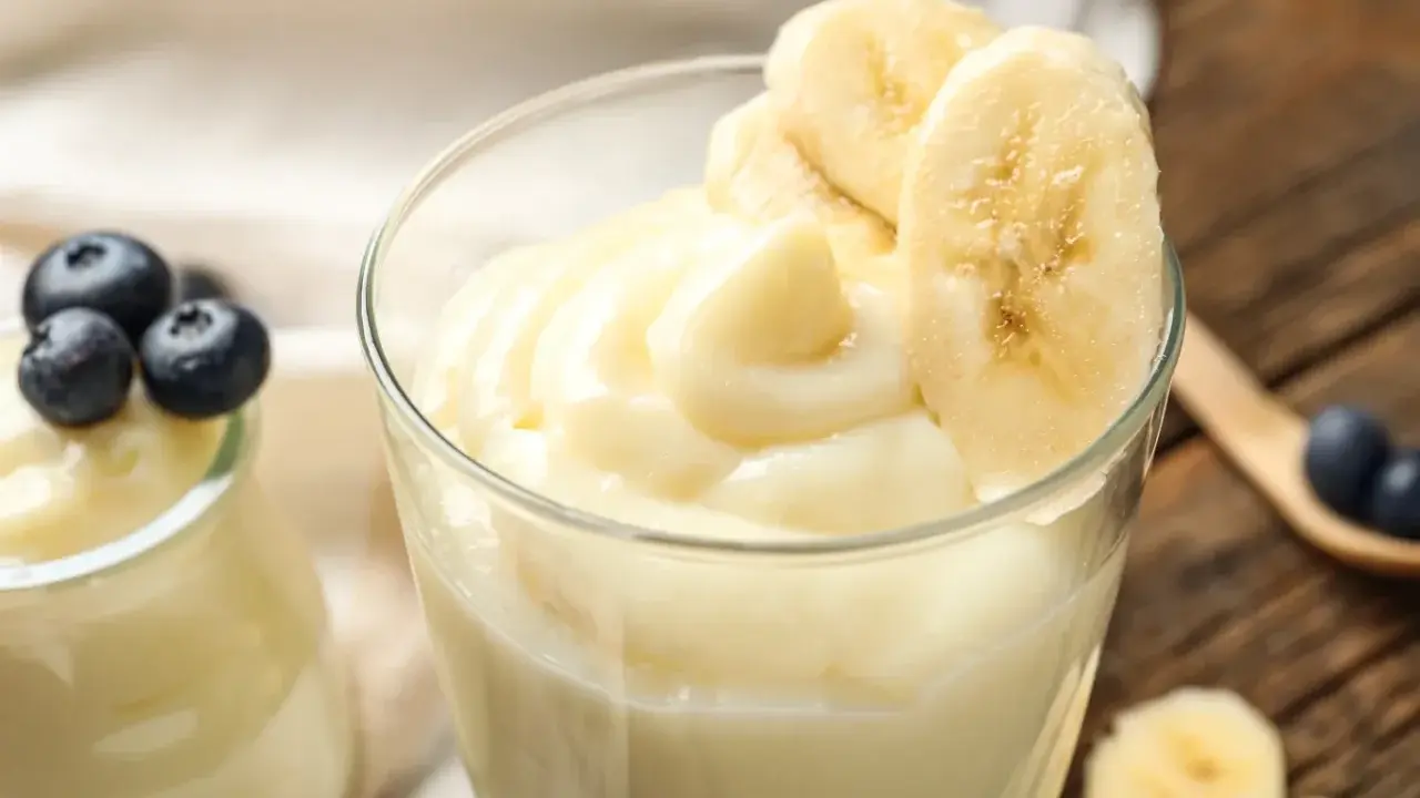 Pyszny deser, jak zrobić pudding proteinowy. Kremowy pudding z bananem i borówkami.