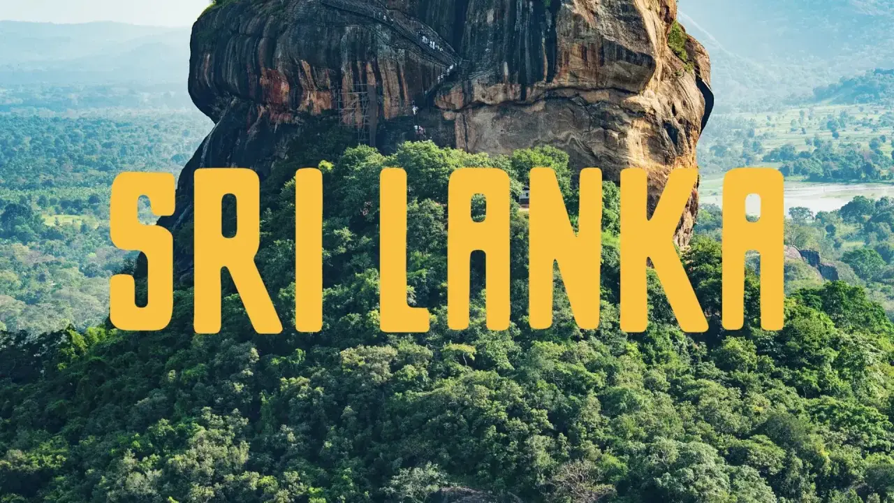 Sigiriya, en ikonisk stad i Asien, Sri Lanka, reser sig ur djungeln. En trappa leder uppför den imponerande klippan.
