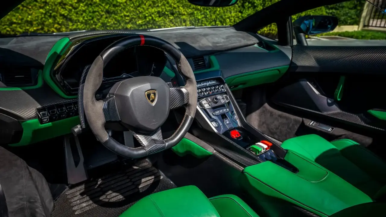 Der **Lamborghini Veneno Innenraum** besticht durch leuchtendes Grün, Carbon und das markante Lenkrad. Ein Blickfang für jeden Autofan.
