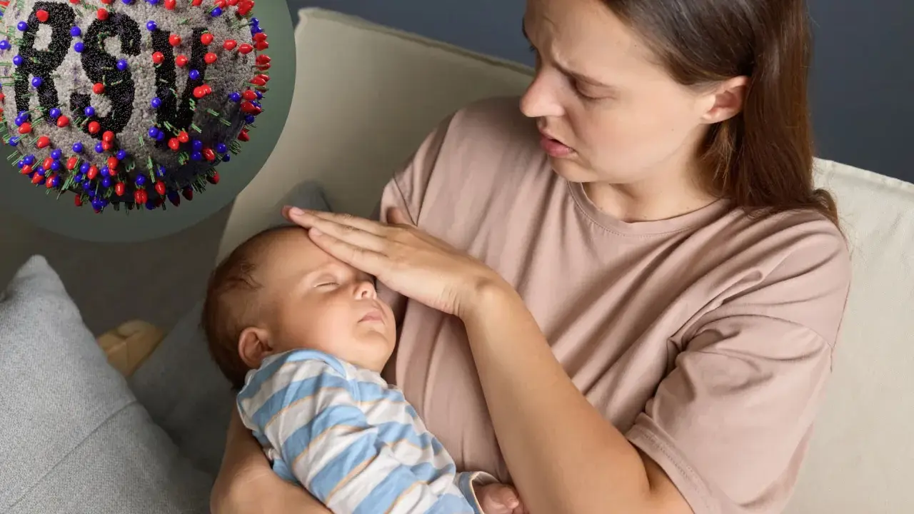 Zmartwiona mama sprawdza gorączkę u śpiącego niemowlaka. Obok wirus RSV, który może powodować groźne objawy u dzieci.