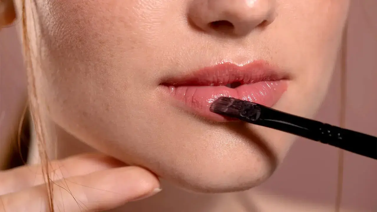 Labios jugosos y brillantes, listos para el color. ¿Cuándo me puedo pintar los labios después de ácido hialurónico?