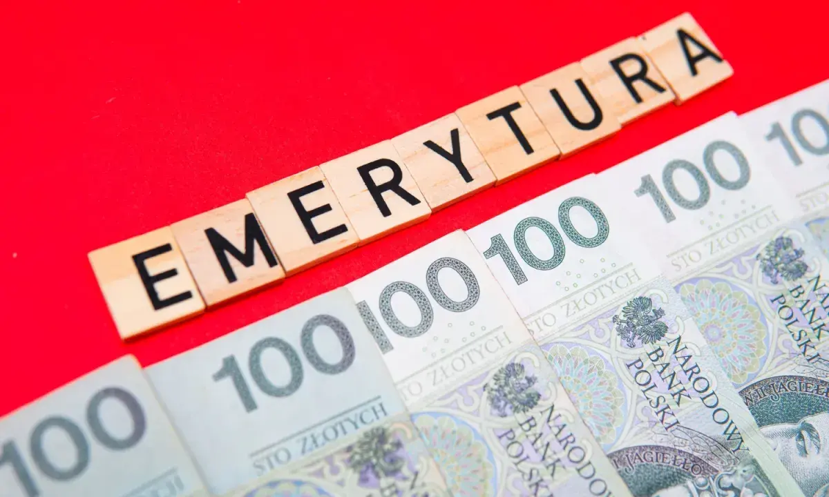 Litery układają się w słowo "EMERYTURA" nad rzędem banknotów 100 zł. Czekamy, kiedy wyrównają emerytury czerwcowe.