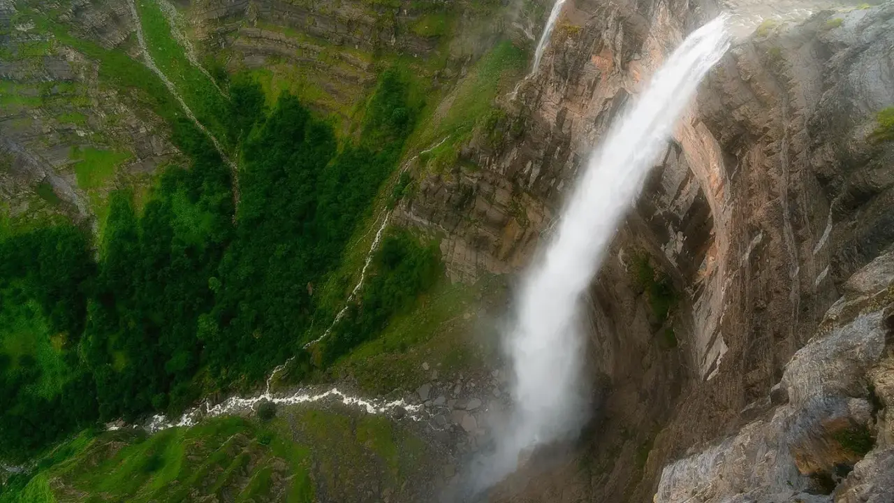 Majestätischer Wasserfall Salto del Nervión stürzt in eine grüne Schlucht.