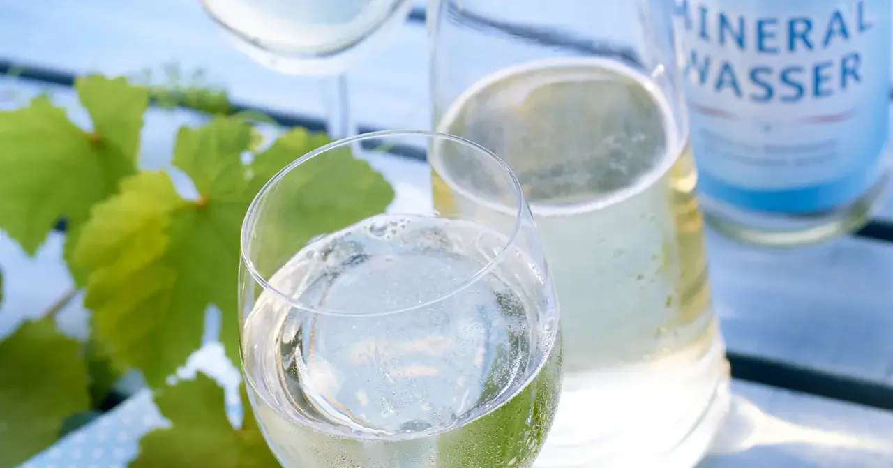 Erfrischende Weinschorle mit Mineralwasser, perfekt für den Sommer. Ein einfaches Weinschorle Rezept für heiße Tage.