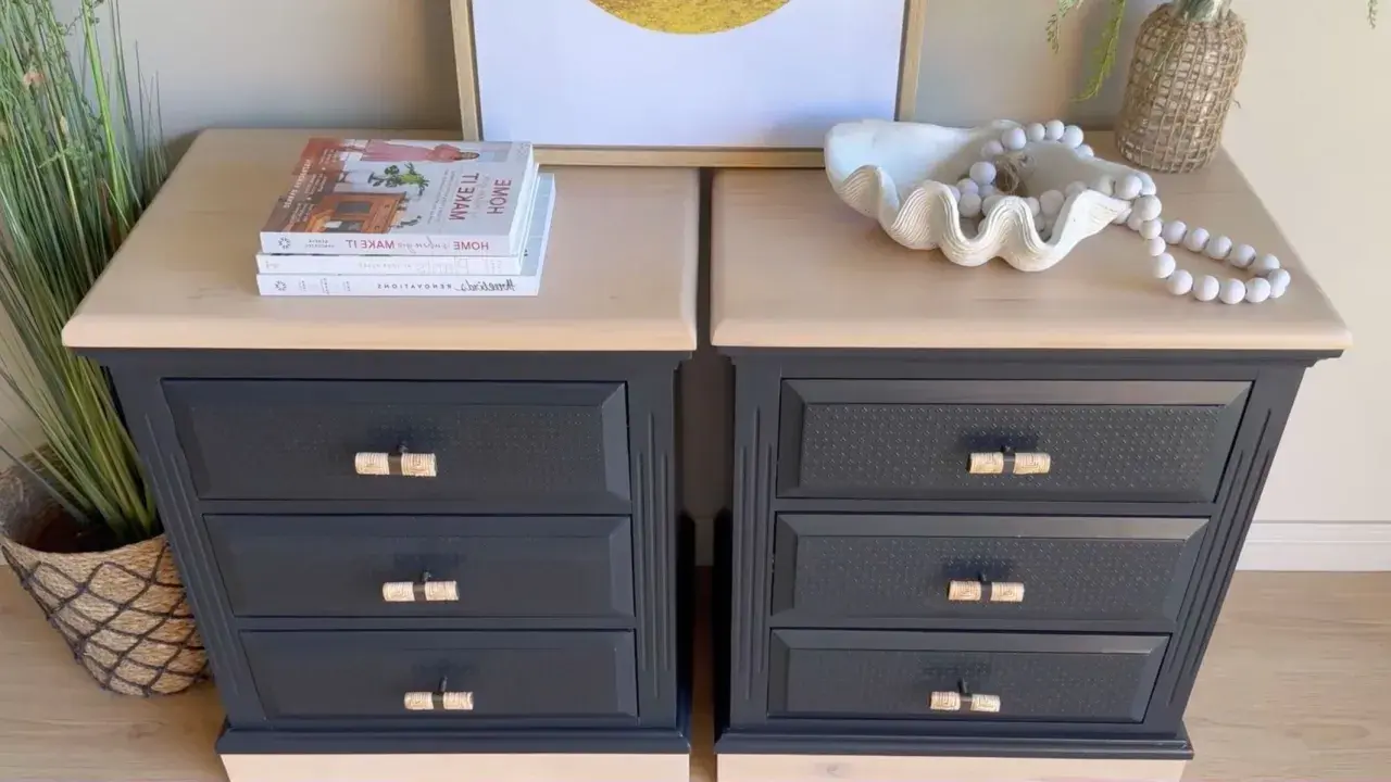 Deux tables de chevet relookées. Le bois foncé a été peint en gris anthracite, avec des poignées en rotin. Un projet réussi pour relooker un meuble en bois foncé.