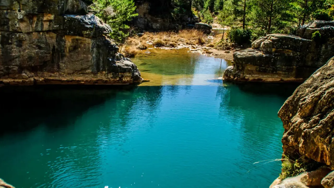 Espectaculares pozas cerca de Zaragoza, con aguas turquesas rodeadas de rocas y vegetación exuberante. Un rincón natural para refrescarse.