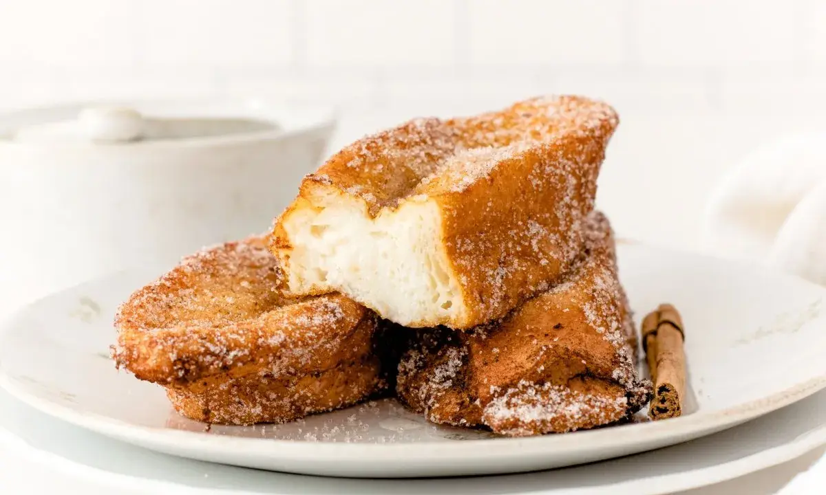 Torrijas doradas y crujientes, espolvoreadas con azúcar y canela. ¡La mejor receta de torrijas para disfrutar!