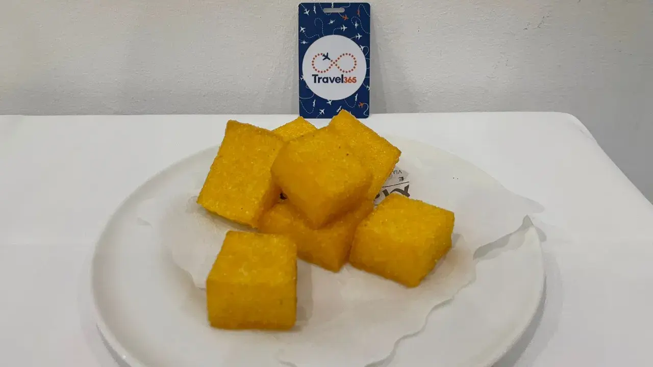 Frittelle di mais dorate, un assaggio della tipica cucina barese.