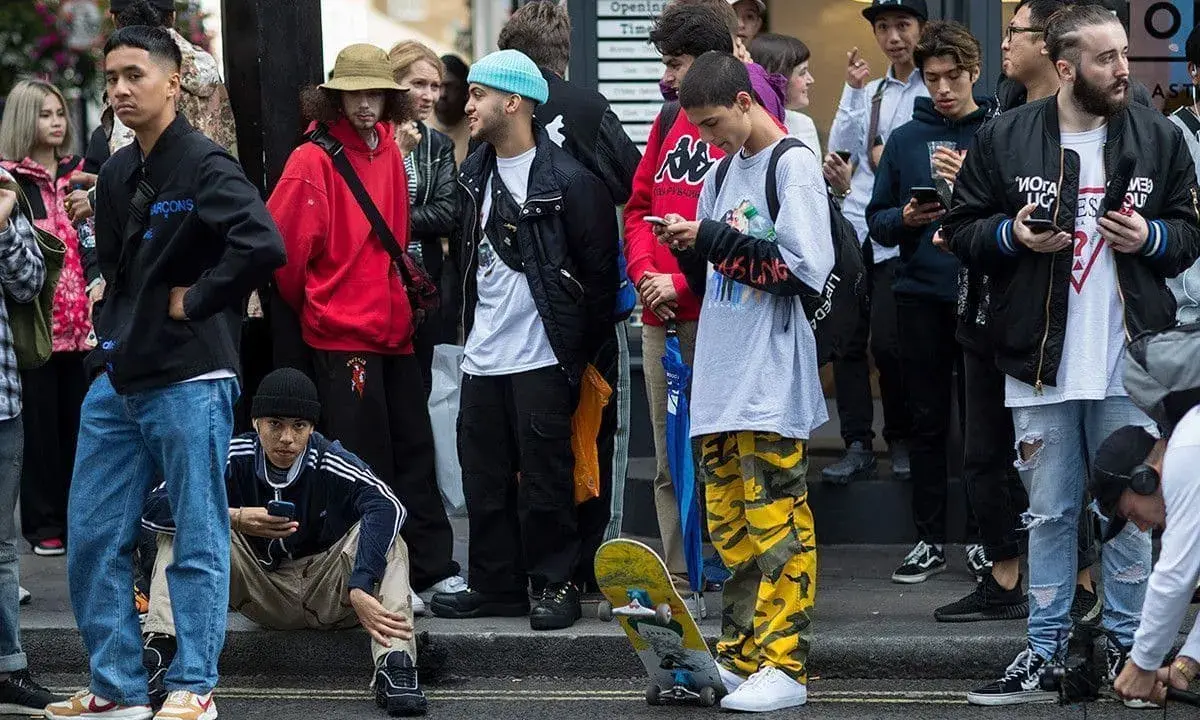 Streetwear: Co to znaczy? Przewodnik po stylu, markach i slangu