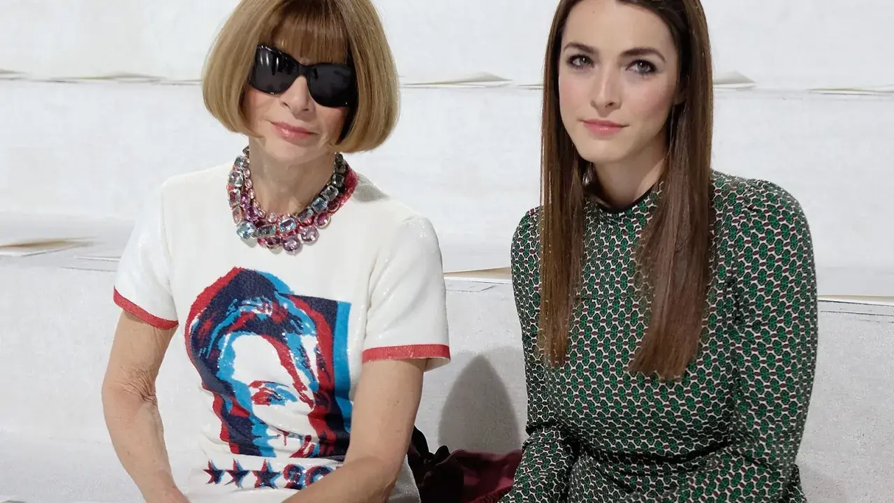 Anna Wintour y Bee Shaffer, sentadas juntas en un evento de moda.