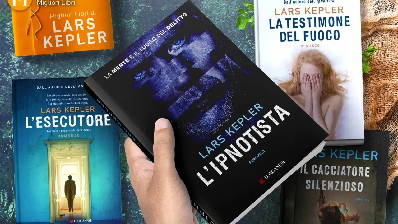 L'ultimo libro di Lars Kepler, "L'Ipnotista", è in primo piano, circondato da altri suoi romanzi.