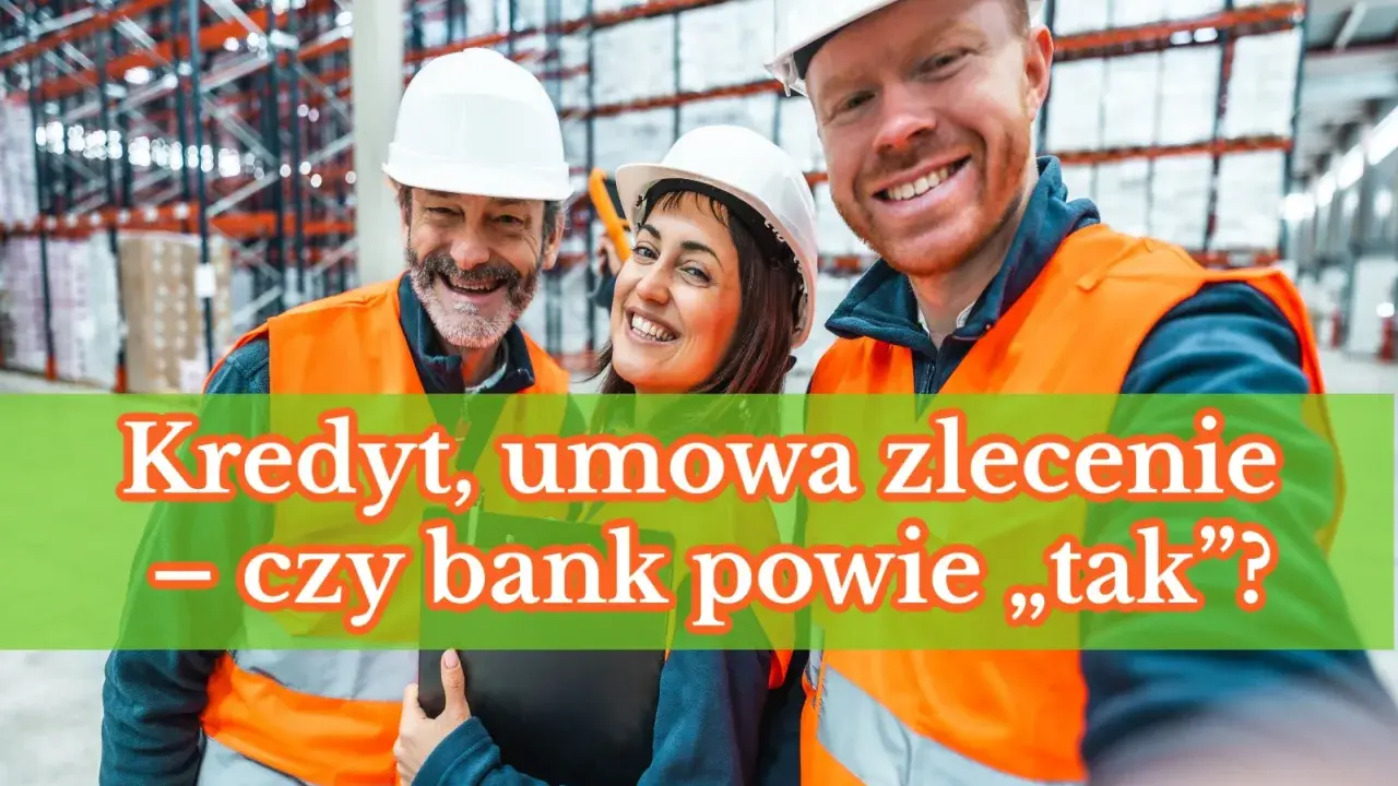 Trzech pracowników magazynu w kamizelkach odblaskowych i kaskach. Kredyt, umowa zlecenie – czy bank powie „tak”?