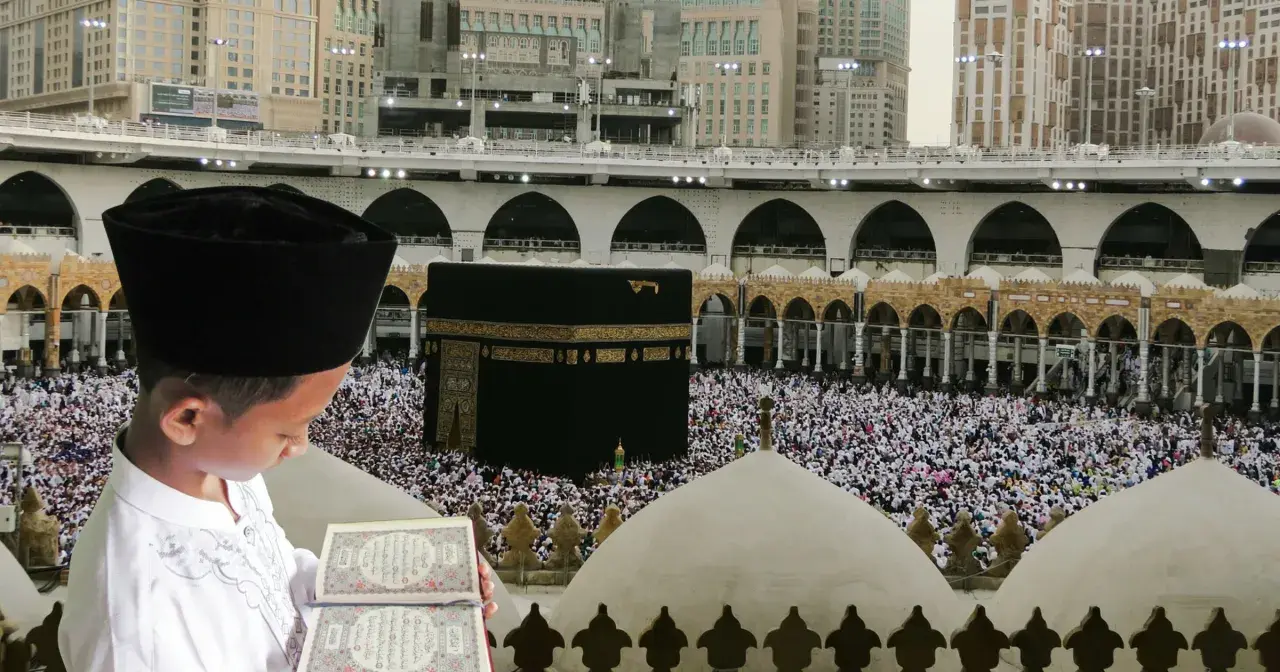 Chłopiec w czapce i białej szacie czyta Koran na tle tłumu pielgrzymów i Kaaby w Mekce.