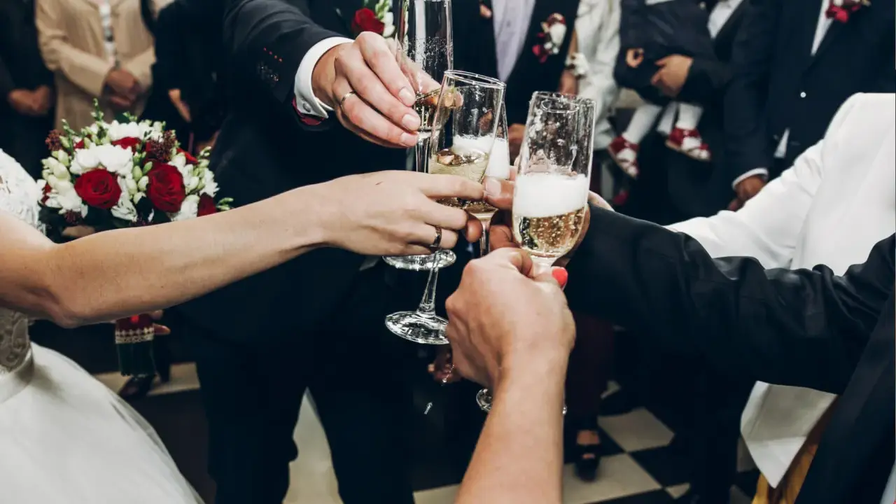Wznoszenie toastów szampanem na weselu. Ile alkoholu na wesele? Kluczowe pytanie dla udanej zabawy!