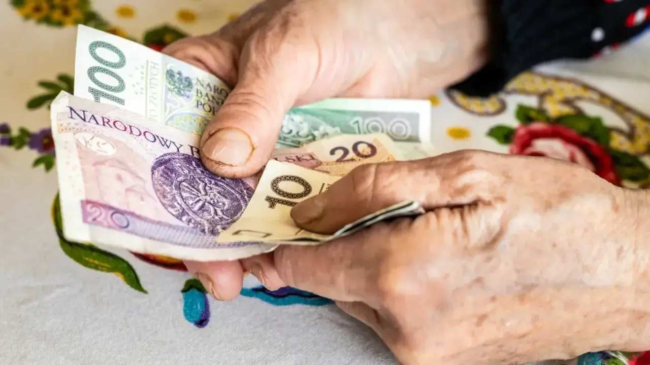 Dłonie liczą pieniądze, zastanawiając się, jaka grupą inwalidzką po zawale serca zapewni godne życie.