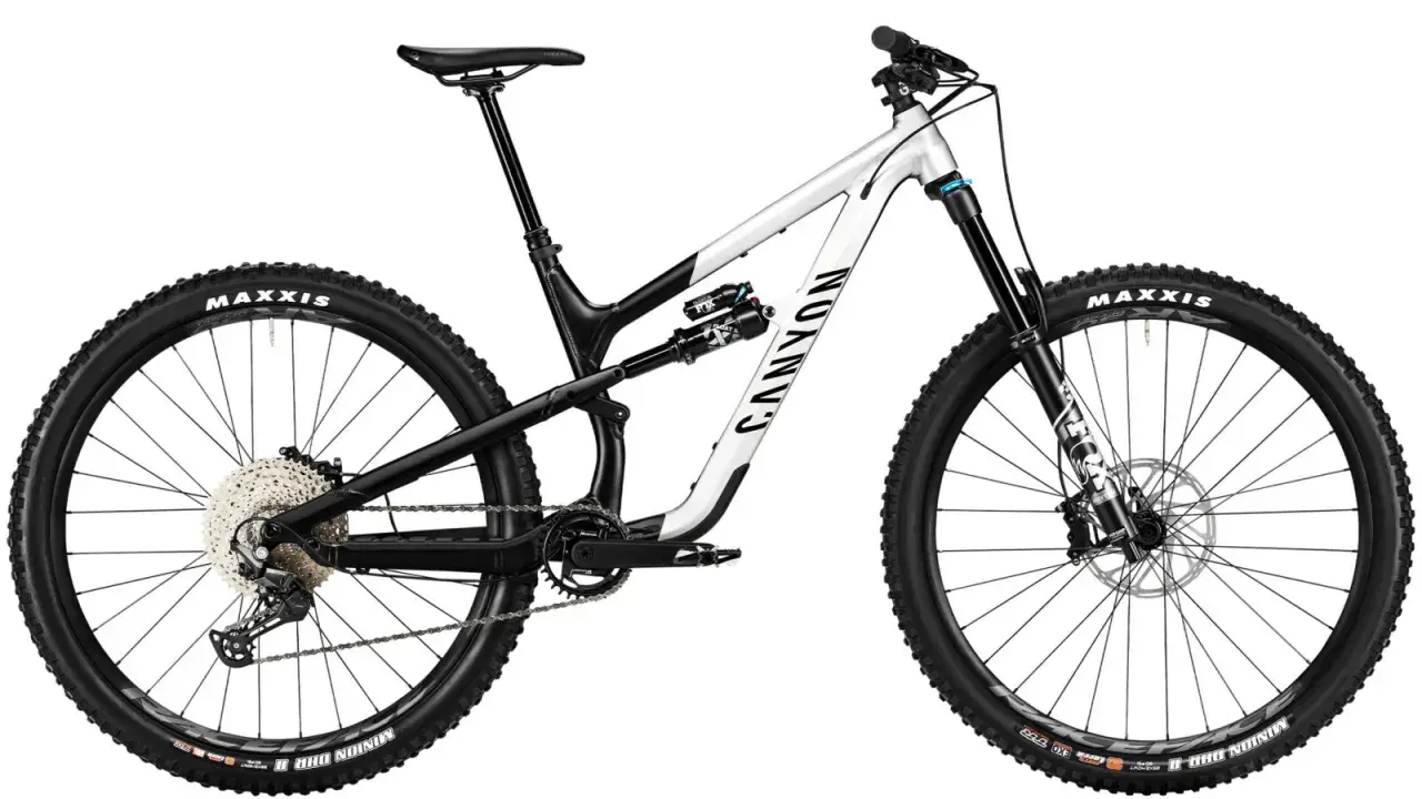Pełne zawieszenie roweru górskiego, jeden z rodzajów rowerów MTB, z amortyzatorem Fox i oponami Maxxis.