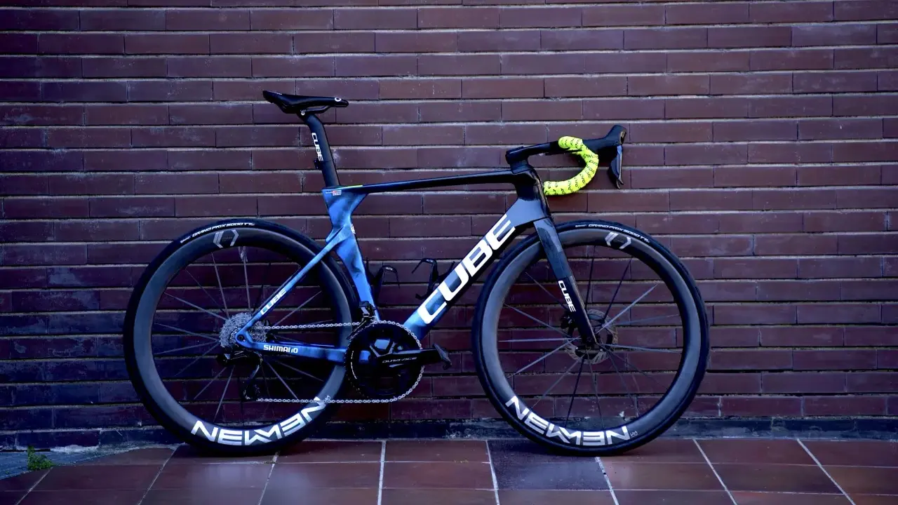 Ein blaues Cube Rennrad mit gelbem Lenkerband, bereit für die Tour de France.