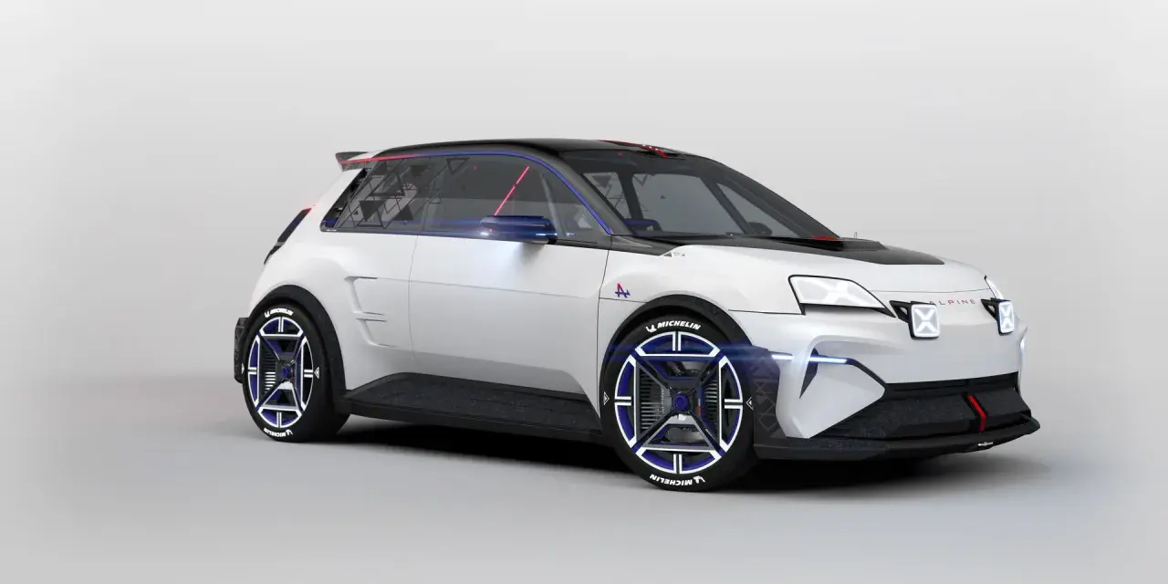 Sportlicher weißer Alpine A290 mit futuristischen blauen Felgen und Michelin-Reifen.