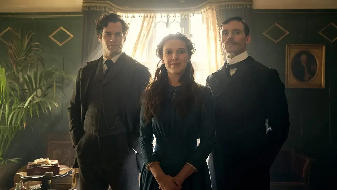 Enola Holmes, con su edad recomendada, posa entre sus hermanos Sherlock y Mycroft.