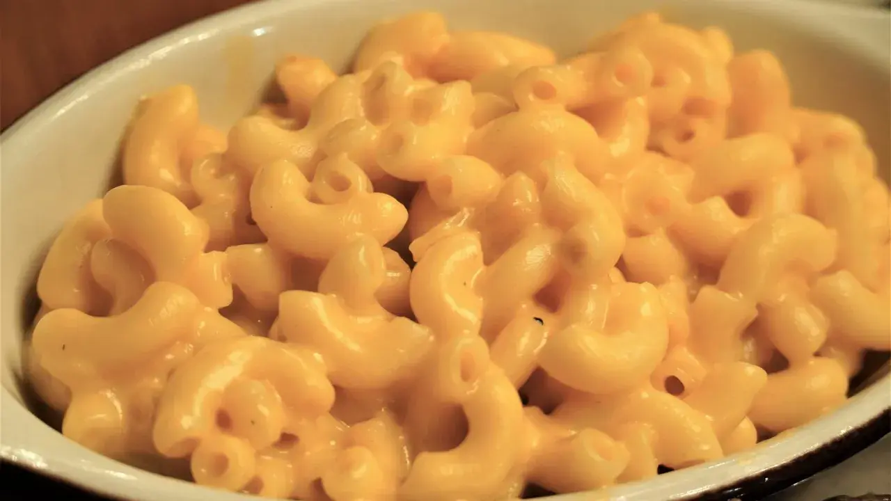 Kremowe, złociste makaroniki w sosie serowym. Idealny przepis na mac and cheese, który zachwyci każdego.