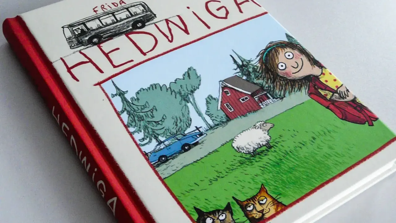 Okładka książki "Hedwiga" Fridy Nilsson, idealna dla 7 latka. Zabawna ilustracja z dziewczynką, owcą, kotami i autobusem.