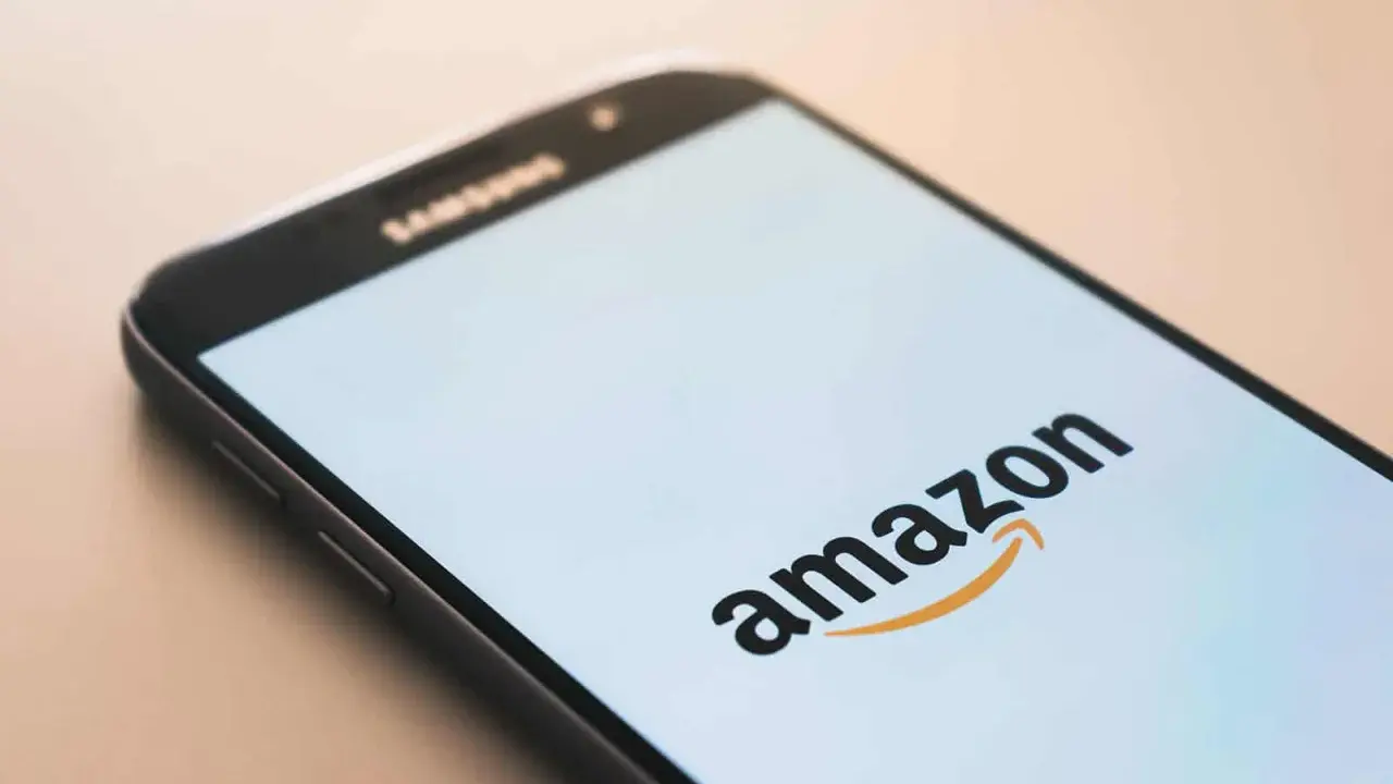 Telefon z logo Amazon. Dowiedz się, jak sprzedawać na Amazonie i zacznij zarabiać.