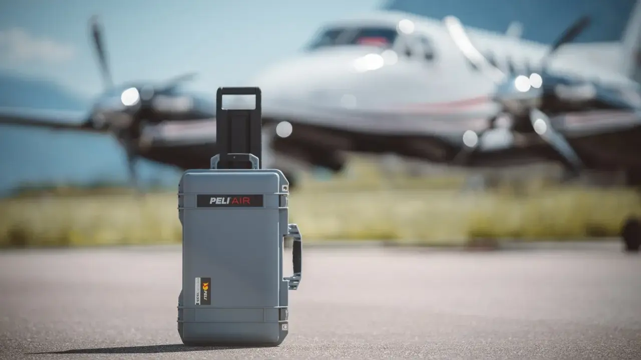 Grå Peli Air-väska på flygplatsen, redo för nästa resa med malta air. Ett robust skydd för din utrustning.