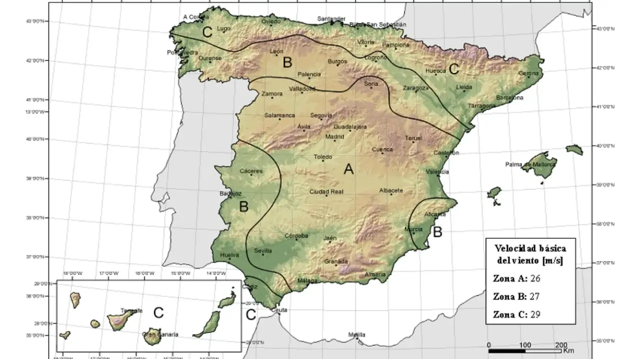 Mapa de España con zonas A, B y C que indican la carga de viento. Zona A: 26 m/s, Zona B: 27 m/s, Zona C: 29 m/s.