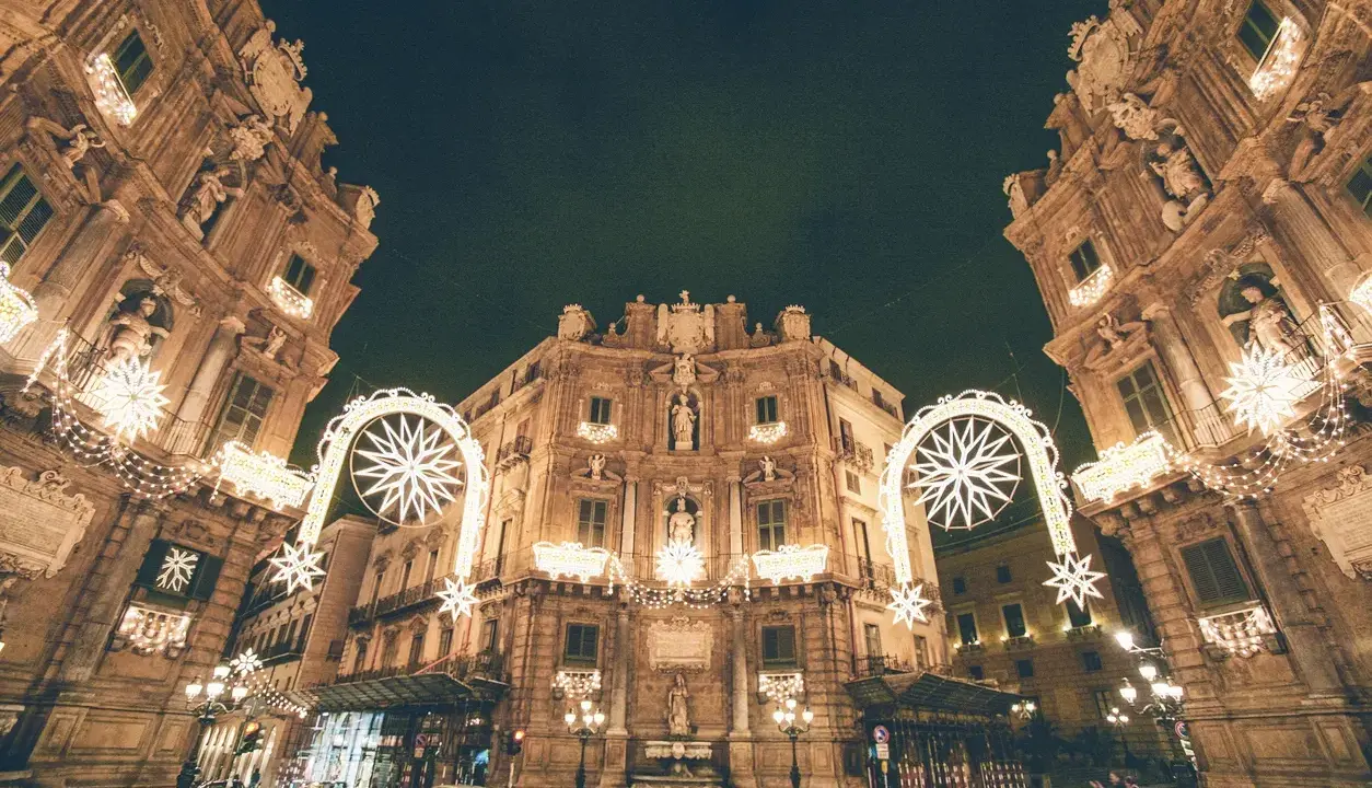Quattro Canti illuminati da luminarie natalizie, un'atmosfera magica a Palermo a Natale.