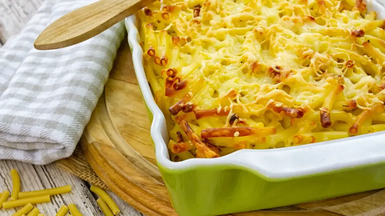 Un délicieux gratin de pâtes au four, doré et gratiné, prêt à être dégusté.