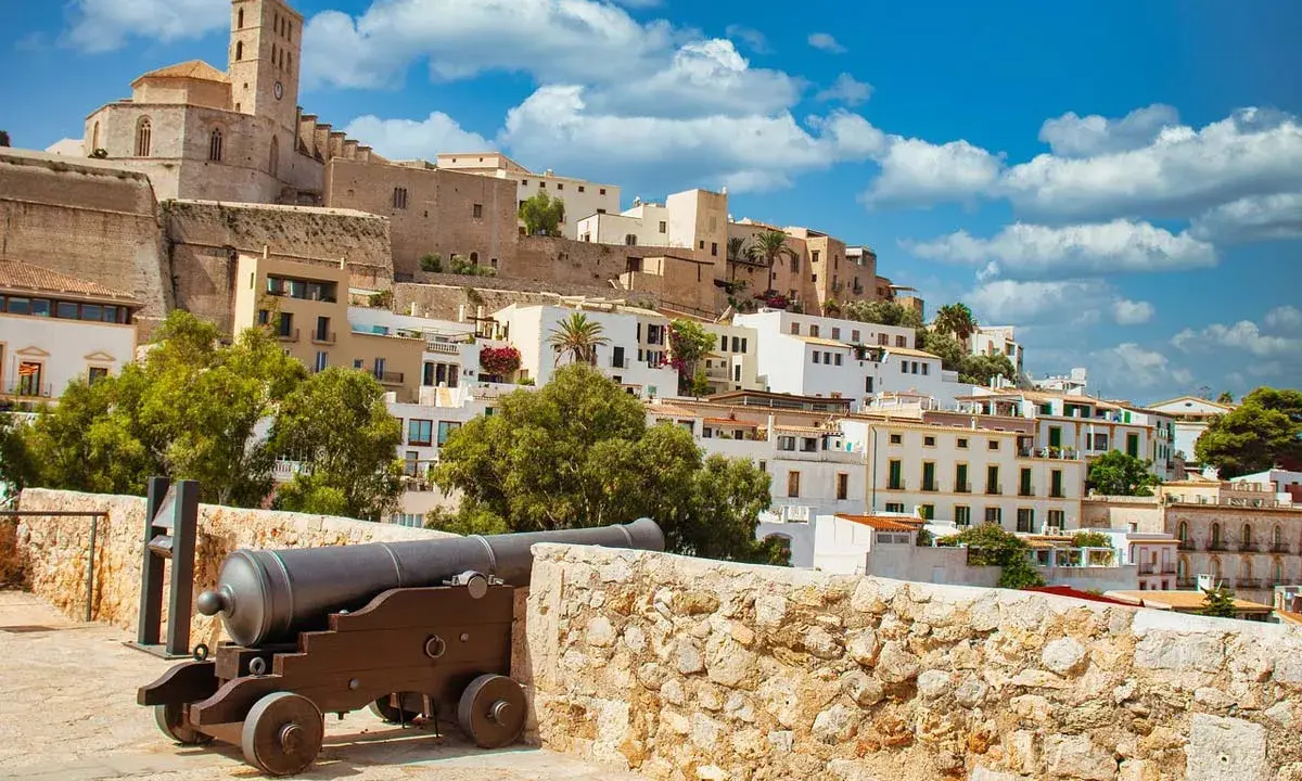 Działo na murach obronnych Dalt Vila, wpisanej na listę UNESCO. To idealne miejsce, by zacząć zwiedzanie, co zobaczyć na Ibizie.