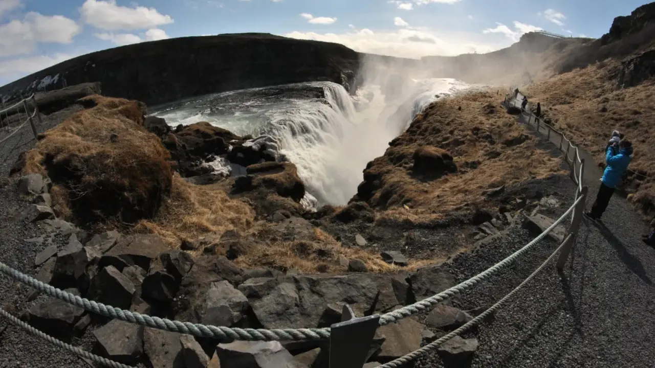 Wodospad Gullfoss na Islandii. Wspaniałe miejsce na zwiedzanie Islandii, z turystami podziwiającymi potęgę natury.