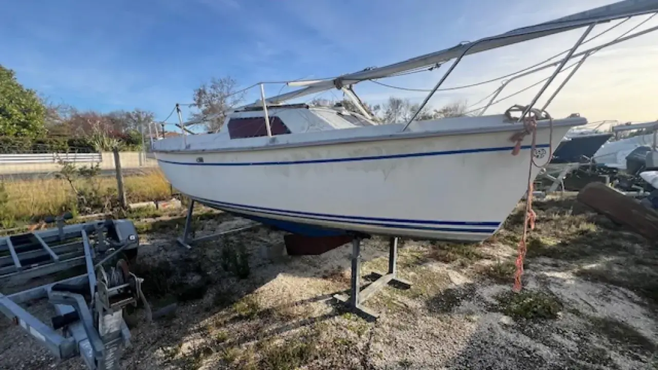 Voilier blanc "Serenita 55" sur remorque, prêt pour de nouvelles aventures sur l'eau.