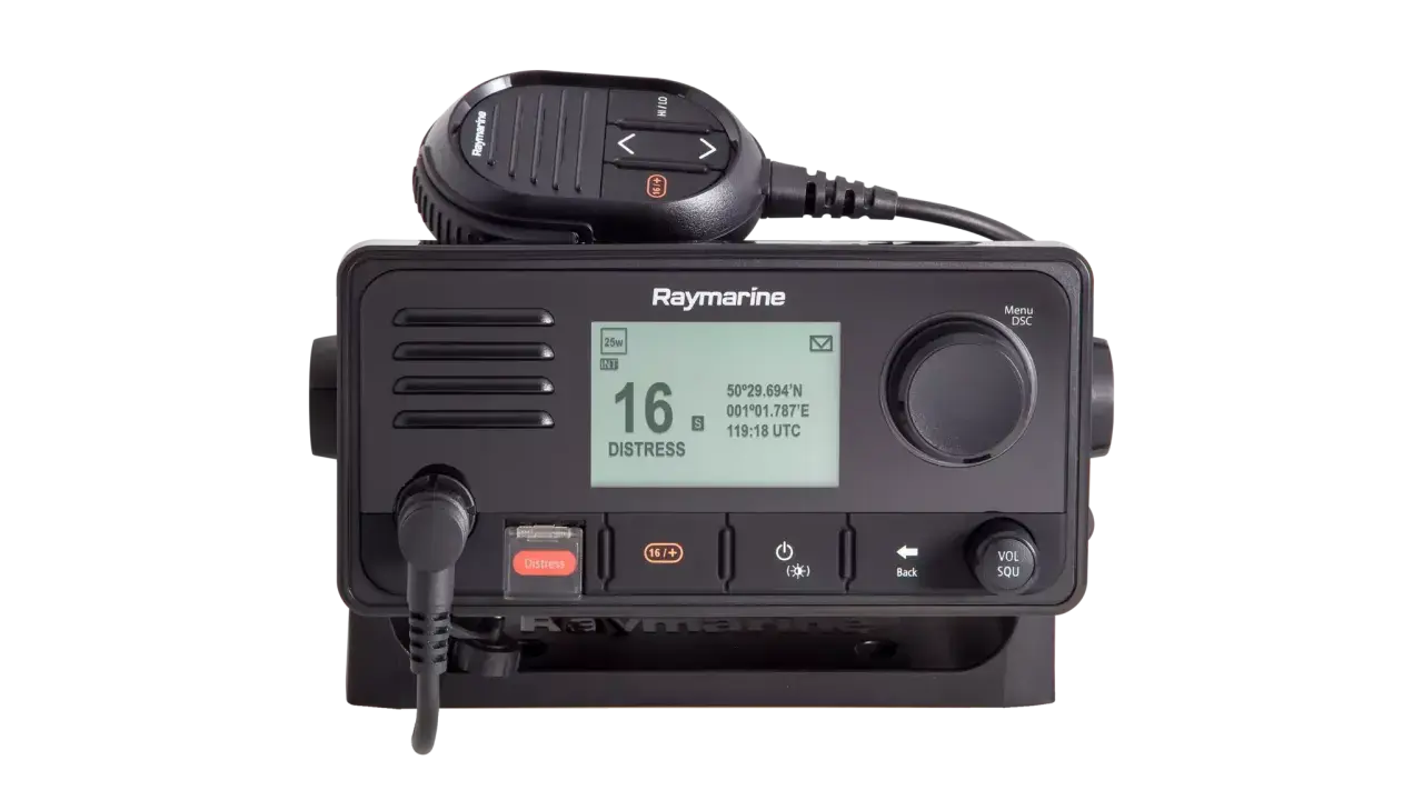 Radio VHF Raymarine avec microphone. L'écran affiche "DISTRESS" et le canal 16, prêt pour le canal 63 VHF.
