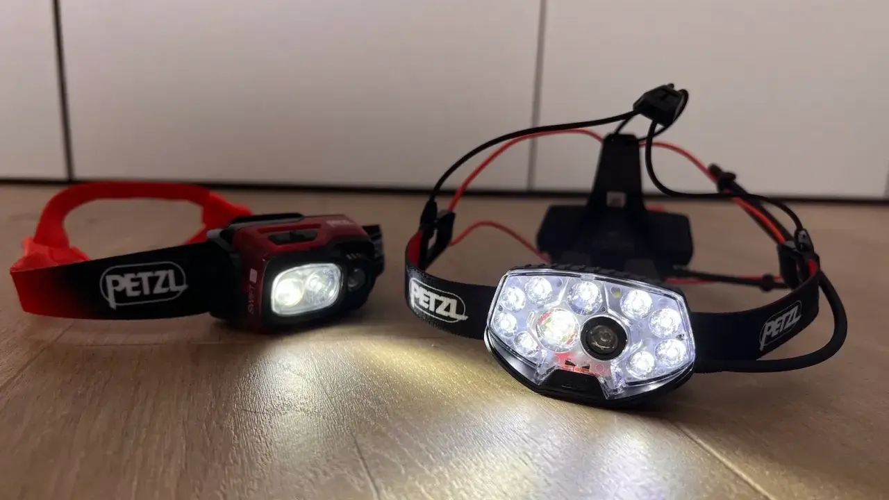 Dwie czołówki Petzl, gotowe na nocne bieganie. Jedna czerwona, druga z wieloma diodami.