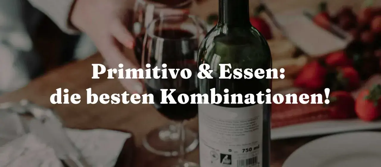 Primitivo-Traube: Entdecke die besten Kombinationen mit Essen. Ein Glas Rotwein und frische Erdbeeren laden zum Genuss ein.