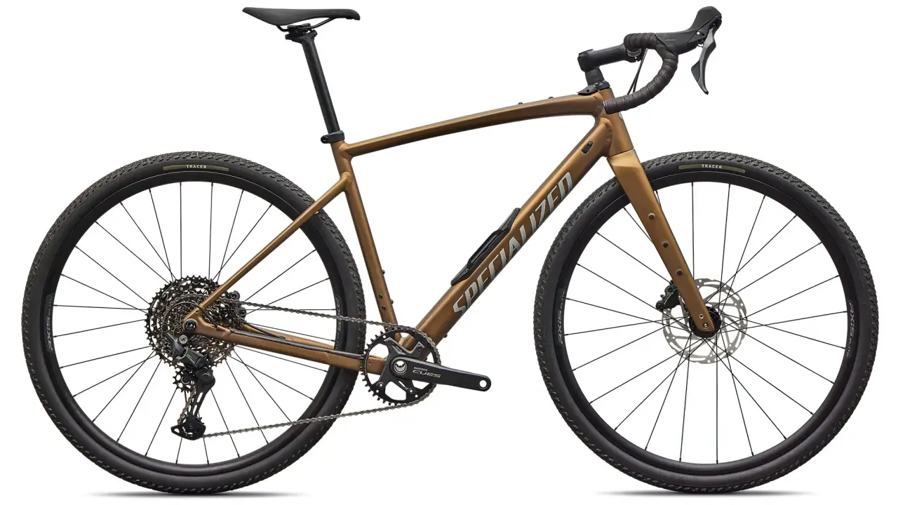 Brązowy rower gravelowy Specialized z lekką ramą aluminiową, gotowy na każdą trasę.