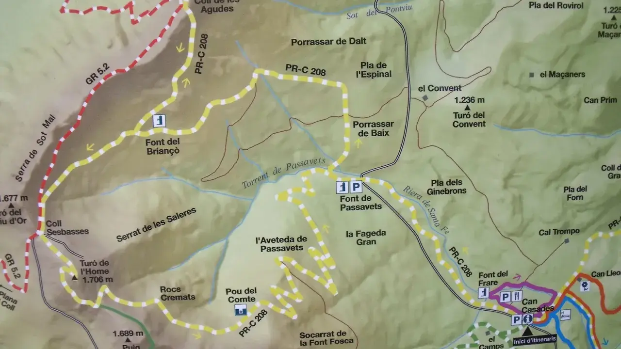 Mapa de senderismo del Montseny con rutas señalizadas como GR 5.2 y PR-C 208. Muestra puntos de interés como fuentes, collados y cimas.