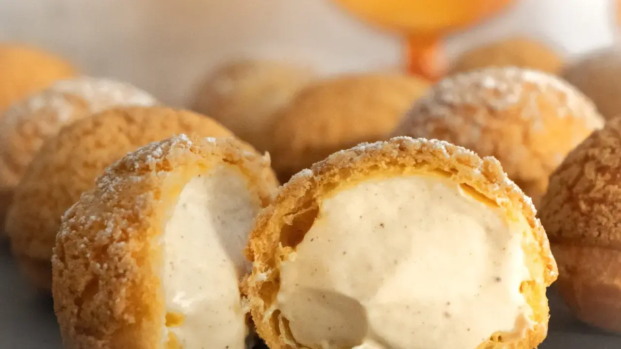 Choux à la crème, la recette de maman. Une pâte légère et une crème onctueuse, un délice pour les papilles.