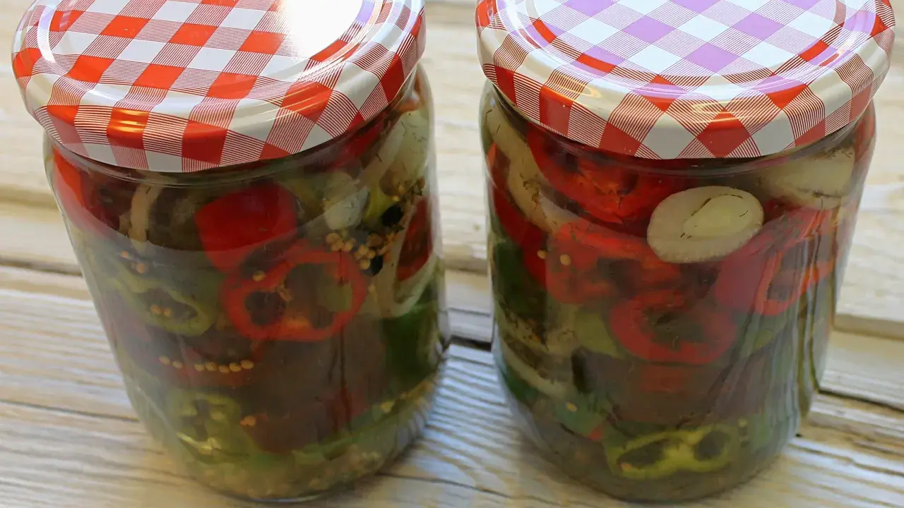 Zwei Gläser mit eingelegten Chilis und Zwiebeln, bereit zum Genießen.
