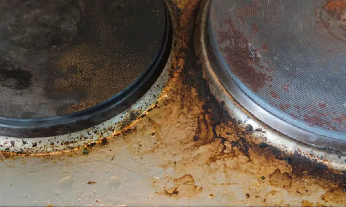 Placa de cocina con óxido y suciedad. Se necesita quitar óxido con vinagre y bicarbonato para restaurarla.