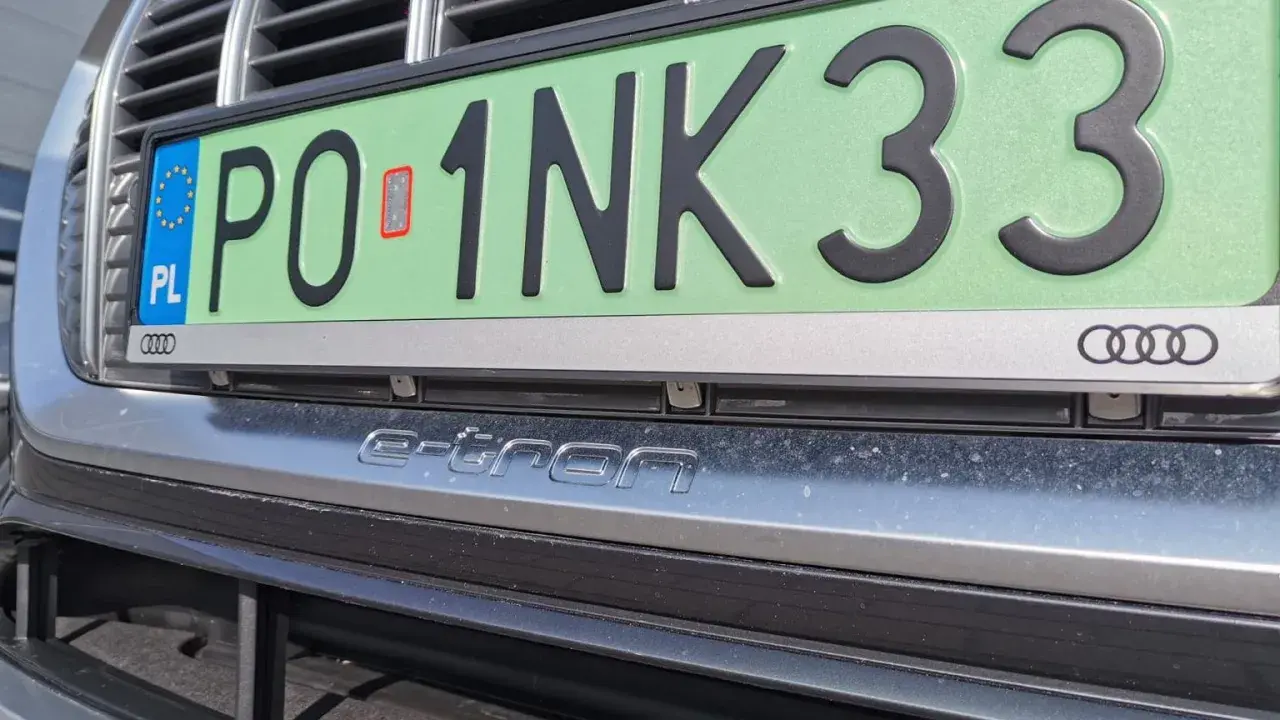 Czy trzeba mieć tablice rejestracyjne przy rejestracji? Na zdjęciu widać tablicę z numerem PO 1NK33 na samochodzie Audi e-tron.