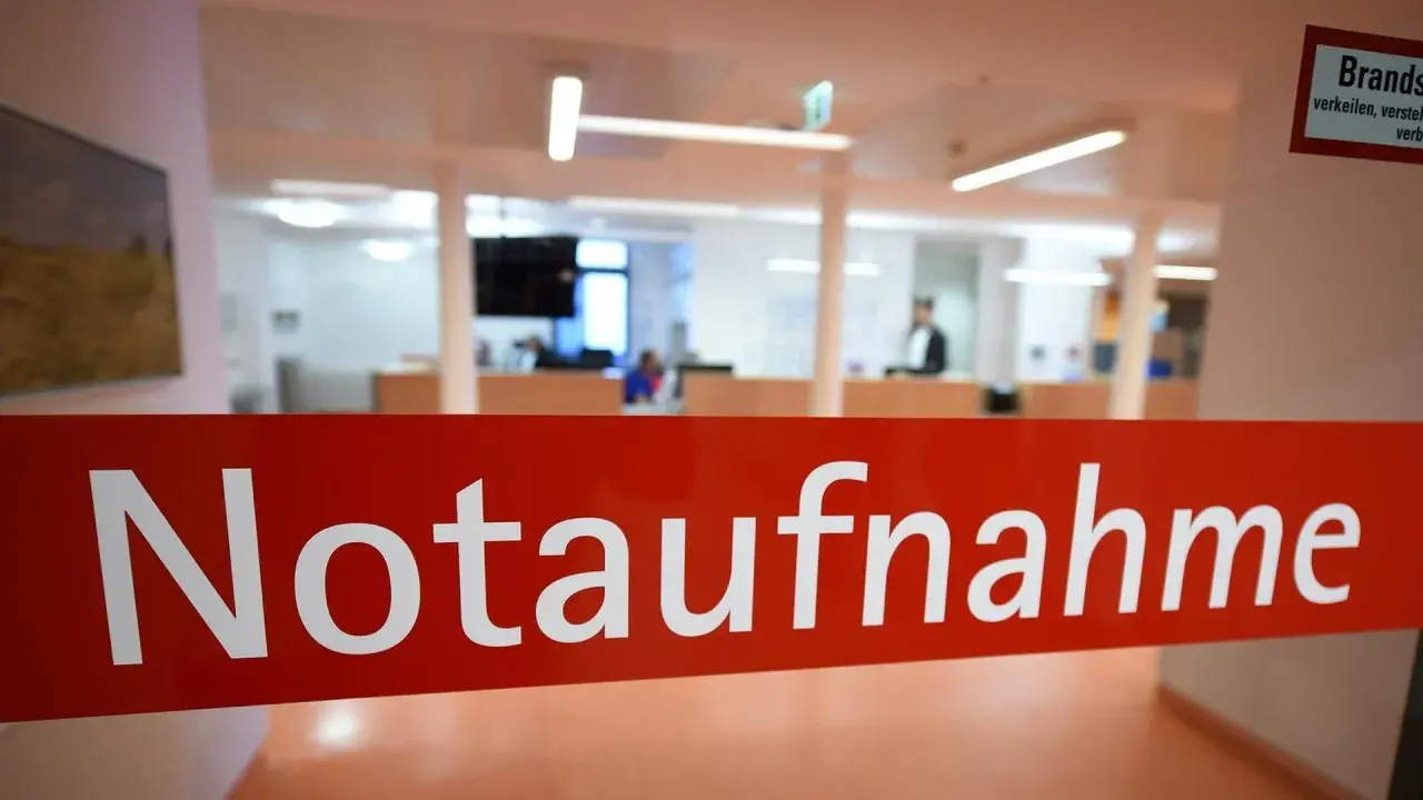 Rotes Schild "Notaufnahme" im Krankenhaus. Die Schichtarbeit dort kann die Lebenserwartung beeinflussen.