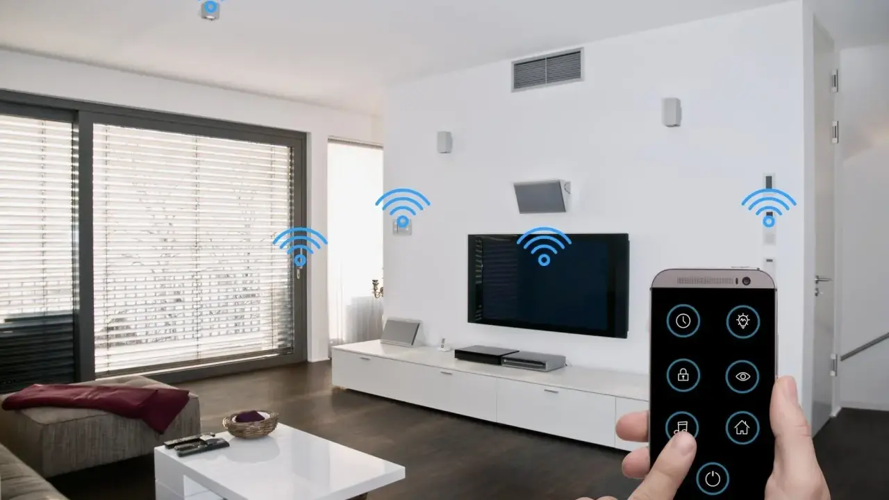 Moderne smart home ideen: Ein Smartphone steuert Licht, Musik und mehr im Wohnzimmer.