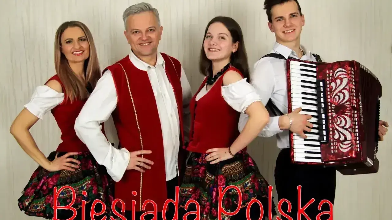 Zespół "Biesiada Polska" w strojach ludowych, gotowy do zabawy. Akordeonista i wokalistki zapraszają na piosenki biesiadne dla dorosłych.