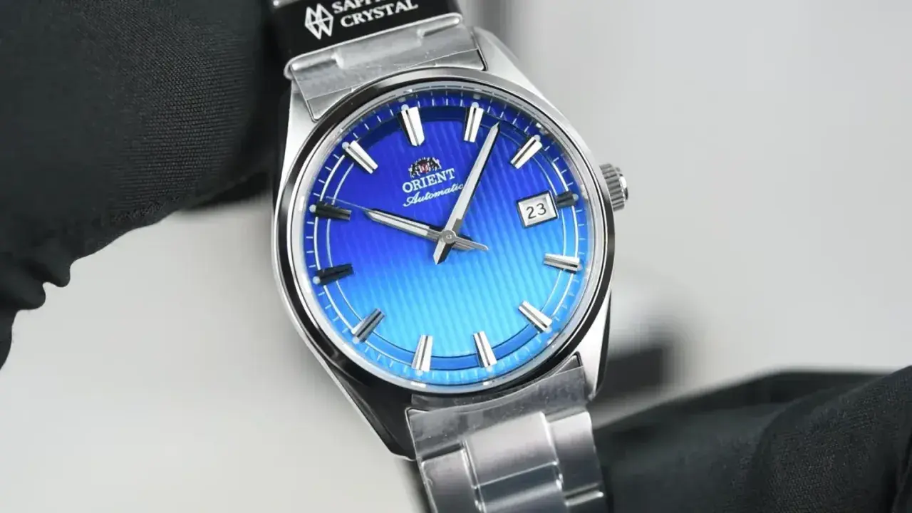 Orologio Orient automatico con quadrante blu sfumato, un modello che suscita ottime opinioni per il suo design.