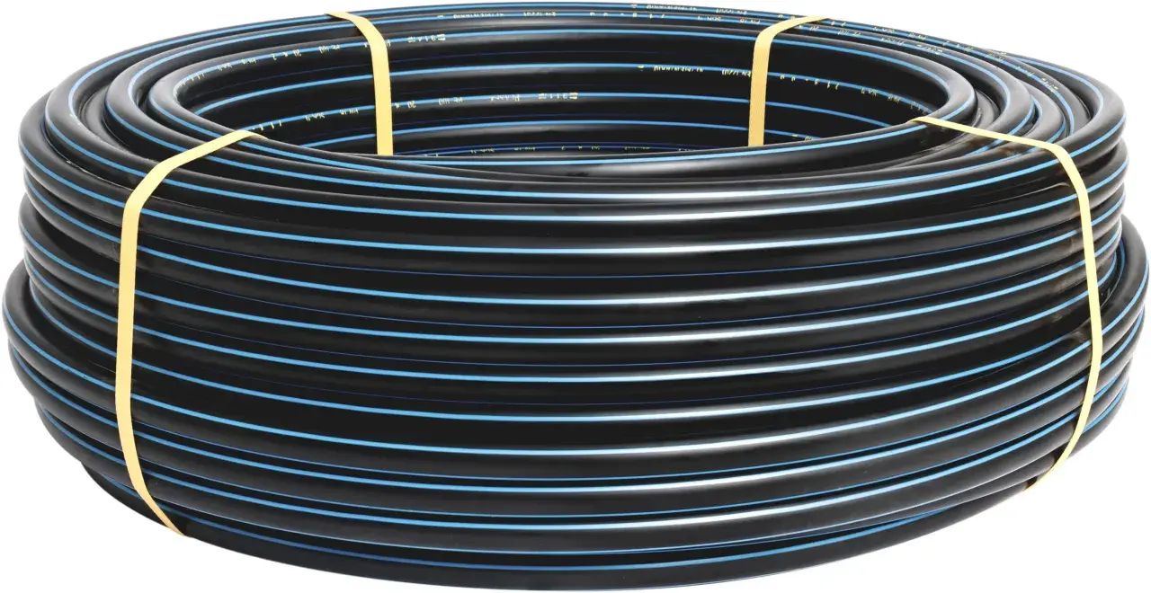 Rollo de tubería negra con líneas azules, mostrando la diferencia entre PE 40 y PE 100 para aplicaciones de agua.