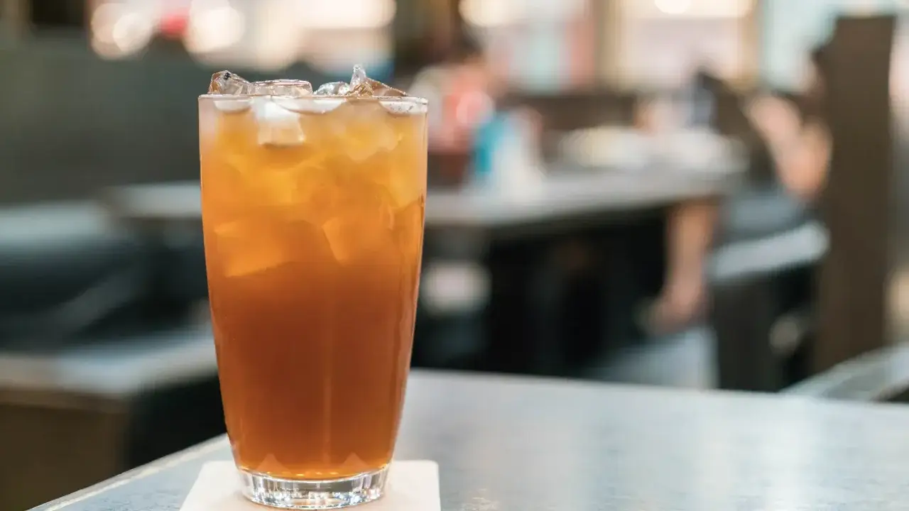 Szklanka orzeźwiającej herbaty z lodem, idealna na upalny dzień. Zastanawiasz się nad bubble tea kcal?