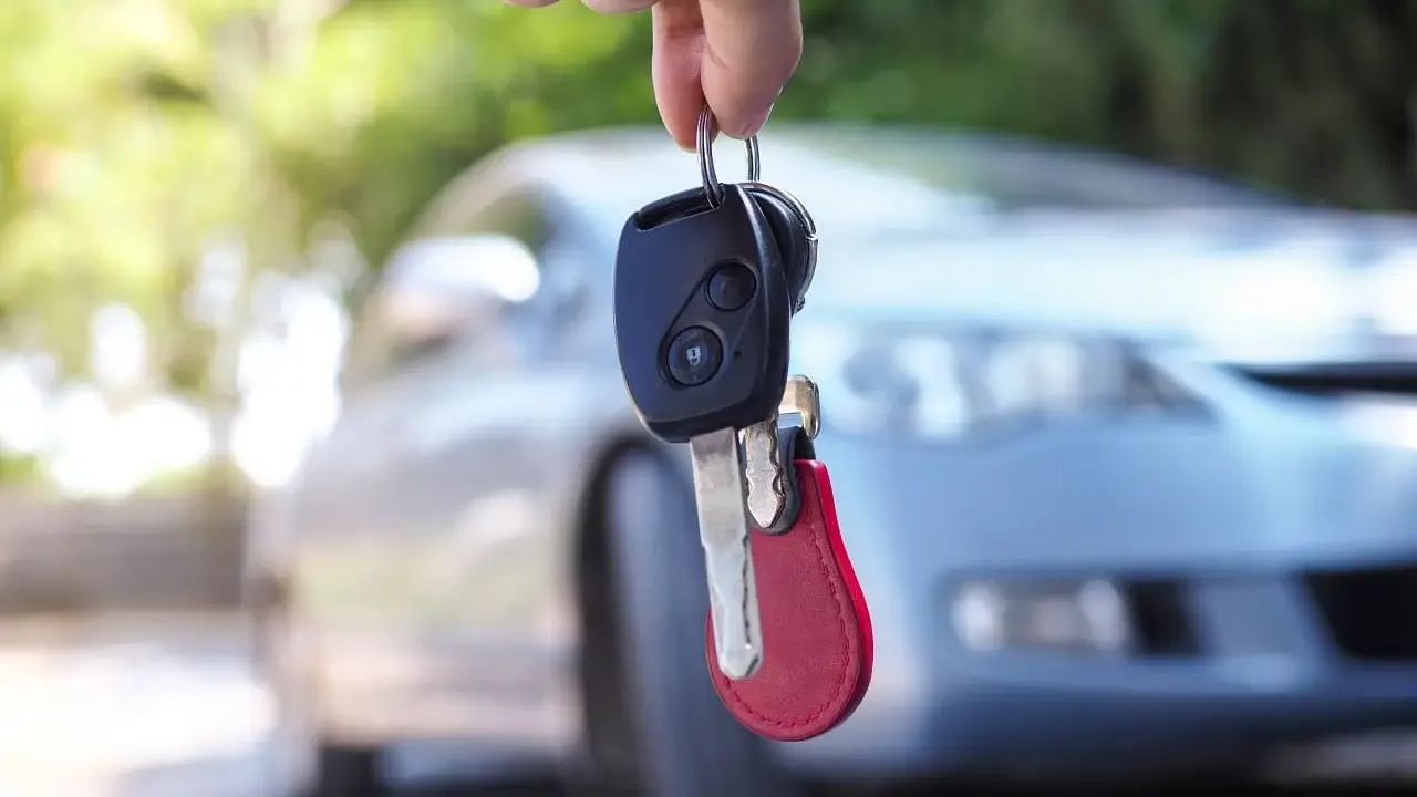 Kluczyki samochodowe wiszą na palcu. Czy to objawy uszkodzonego immobilizera? Auto nie odpala.
