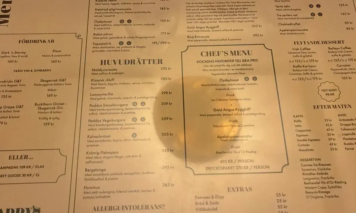 Meny med "Paddy's recensioner" som en del av menyn, med rätter som Gold Angus Ryggbiff och Paddys Smashburgare.